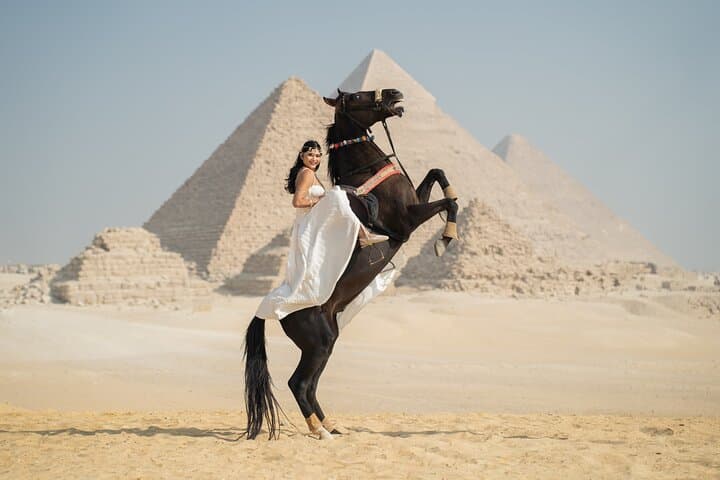 Giza Pyramids Photoshoot: 2-Hour Iconic Pyramid Photo Session