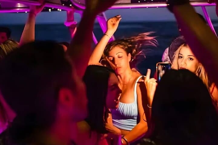 Dubai Marina Night Yacht Party: BBQ, Open Bar & Live DJ Cruise photo 6