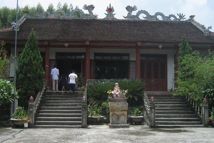 Thac Ba Lake Day Tour: Boat Cruise, Xuan Long Cave & Dao Village Experience photo 3