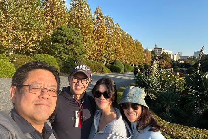 Tokyo Fall Foliage and Pop Culture Walking Tour: Shinjuku to Shibuya in Autumn photo 2