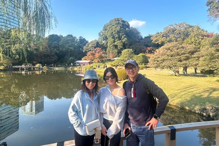Tokyo Fall Foliage and Pop Culture Walking Tour: Shinjuku to Shibuya in Autumn