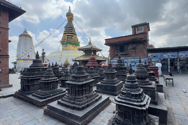 8-Day Nepal Classic: Kathmandu, Pokhara & Chitwan Adventure photo 2