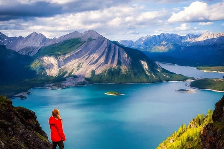 Iconic Lakes and Johnston Canyon Day Tour — Lake Louise, Moraine & Emerald