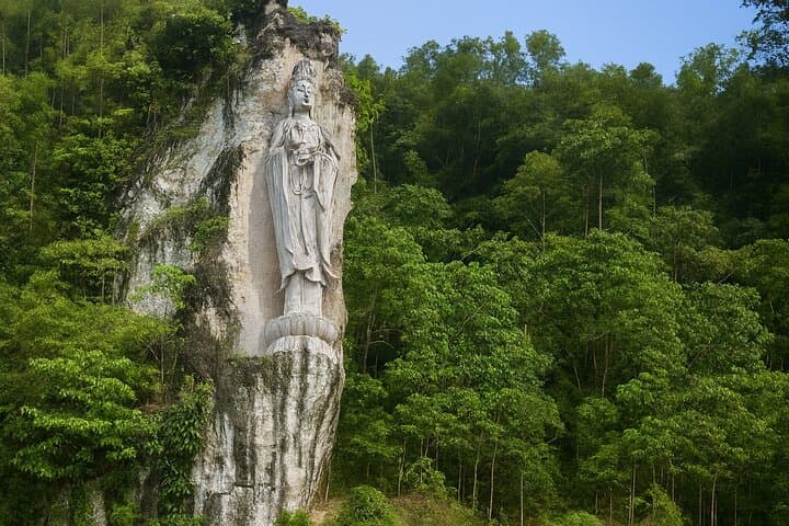 Langkawi Express: Private SkyBridge, Eagle Square & Temple Tour photo 2