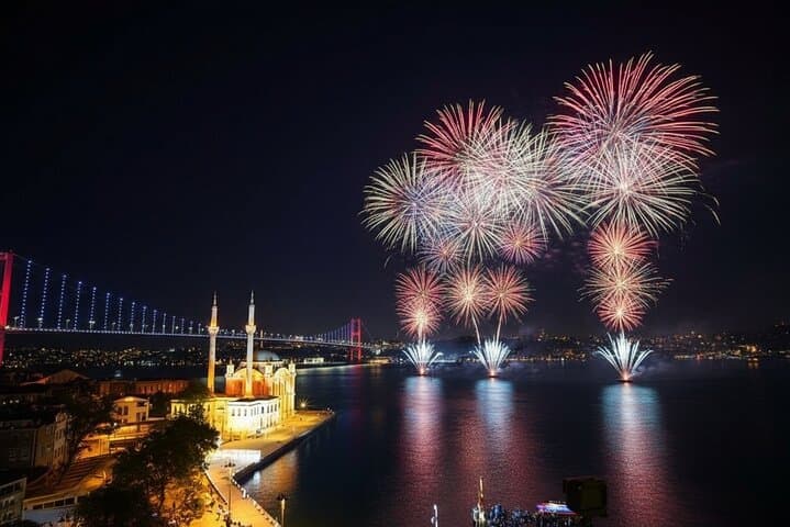 Istanbul Bosphorus New Year’s Eve Dinner Cruise 2026: Midnight Fireworks and Dinner Afloat
