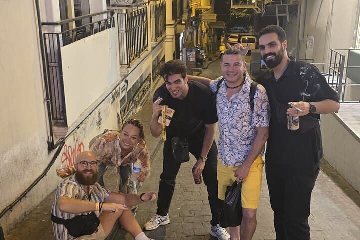Istanbul Besiktas Pub Crawl: 4 Bars & Free Shots Night Tour photo 3