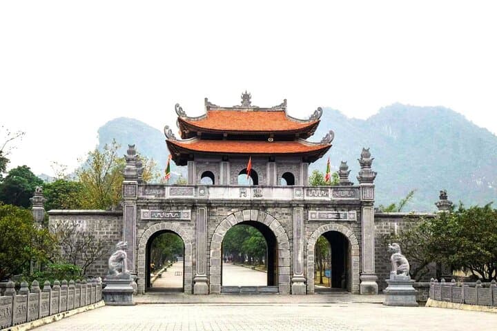 Ninh Binh Deluxe Day Tour: Hoa Lu, Tam Coc & Mua Cave in One Day photo 3