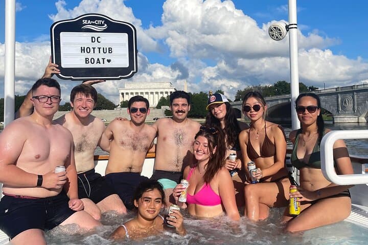 Private Hot Tub Boat Tour: Potomac Monuments Cruise in Washington, D.C.