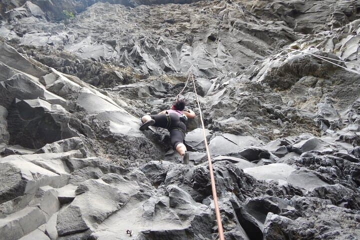 Climbing in Baños: Volcanic Basalt Routes at San Martín Canyon photo 4