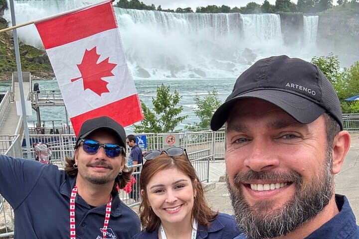Niagara Falls Eco Walking Tour and Voyage to the Falls Boat Cruise photo 4