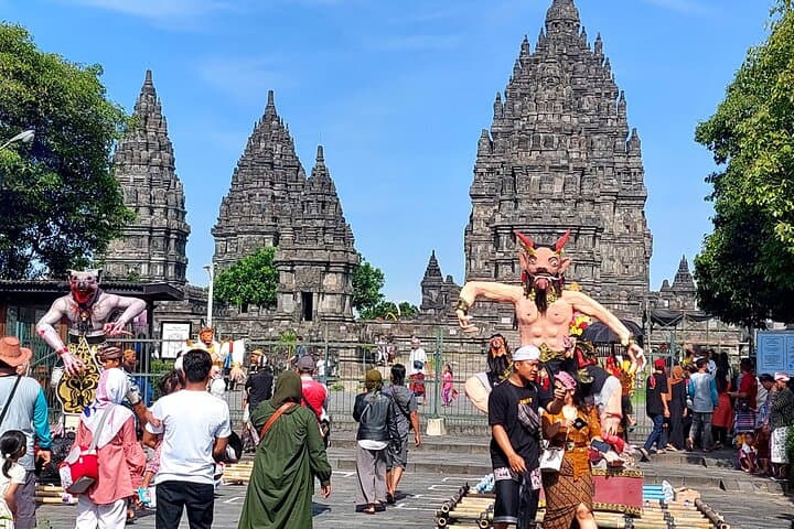 Yogyakarta Java Tour: Borobudur Sunrise, Prambanan & Merapi Jeep Adventure