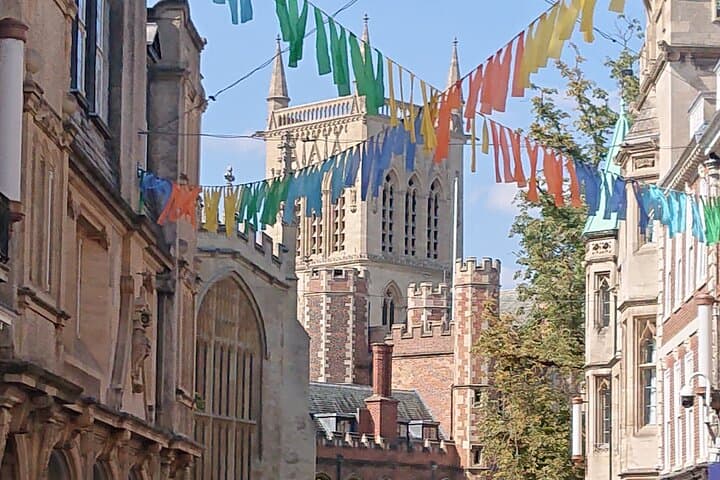 Entertaining Cambridge Walking Tour: Alumni-Led Historic Backs & City Centre