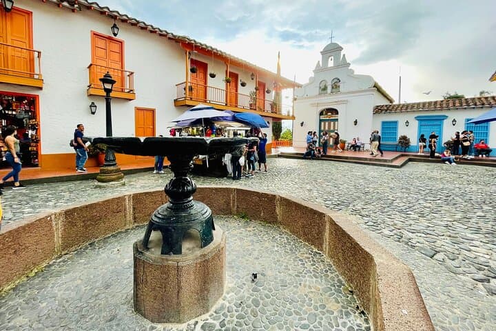 Self-Guided Medellín Murder Mystery: Outdoor Detective Escape Game photo 3