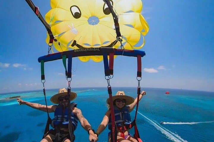 Parasailing Over San Andrés: Sea of Seven Colors Flight photo 1
