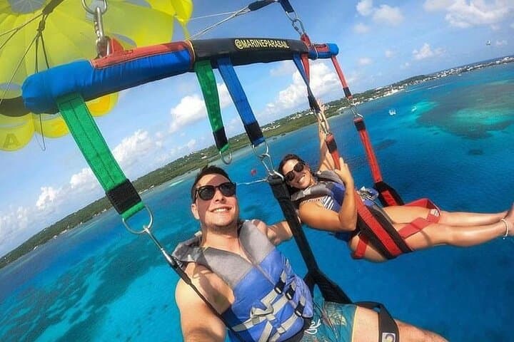 Parasailing Over San Andrés: Sea of Seven Colors Flight photo 3