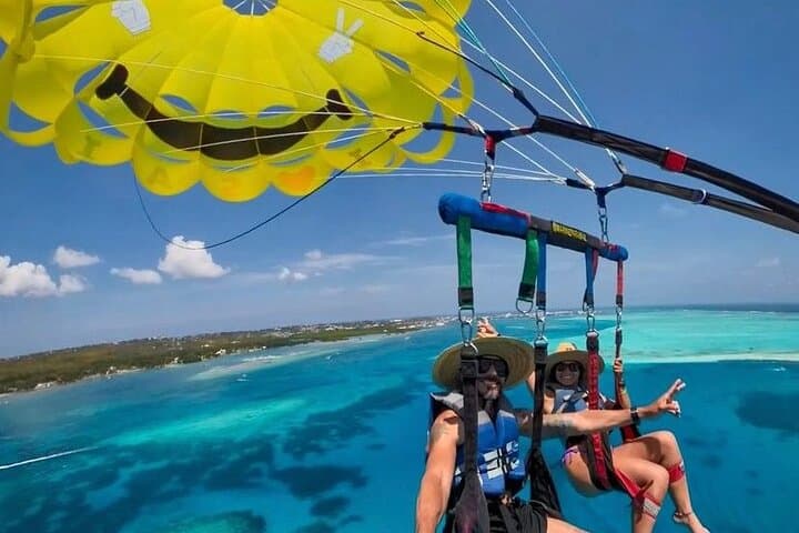 Parasailing Over San Andrés: Sea of Seven Colors Flight photo 4