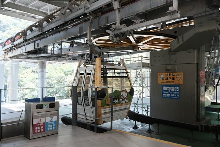 Maokong Gondola and Camphor Trail: Taipei Tea Hills Gondola Ride & Easy Hike