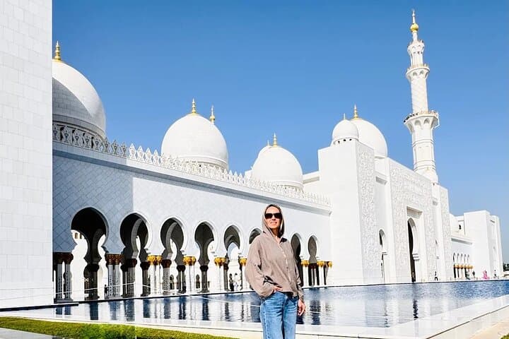 Private Abu Dhabi Layover Tour: Sheikh Zayed, Louvre & Yas Island in 4–6 Hours
