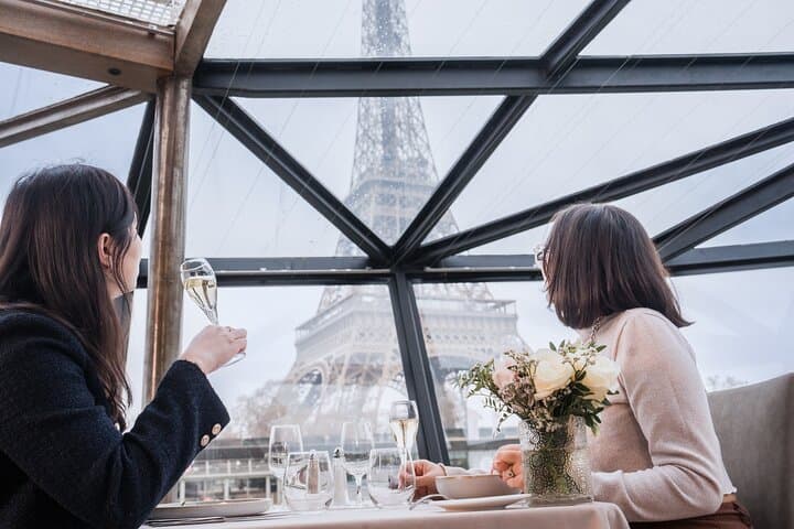 Christmas Lunch Cruise on the Seine | Bateaux Mouches Paris