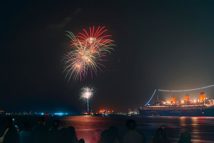 Long Beach Holiday Cocktail & New Year's Eve Fireworks Cruise