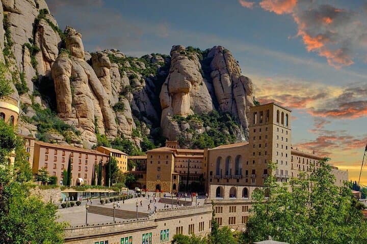 Private Half-Day Tour to Montserrat Monastery from Barcelona