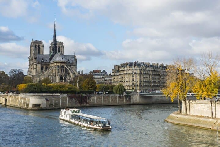 Christmas Seine Dinner Cruise: 3-Course Gourmet Lunch & Wine in Paris photo 3