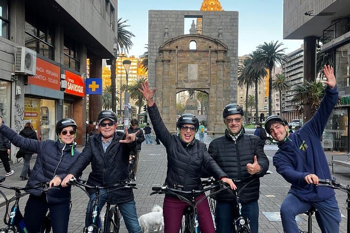 Montevideo E-Bike Tour: Historic Center & Rambla in 90 Minutes
