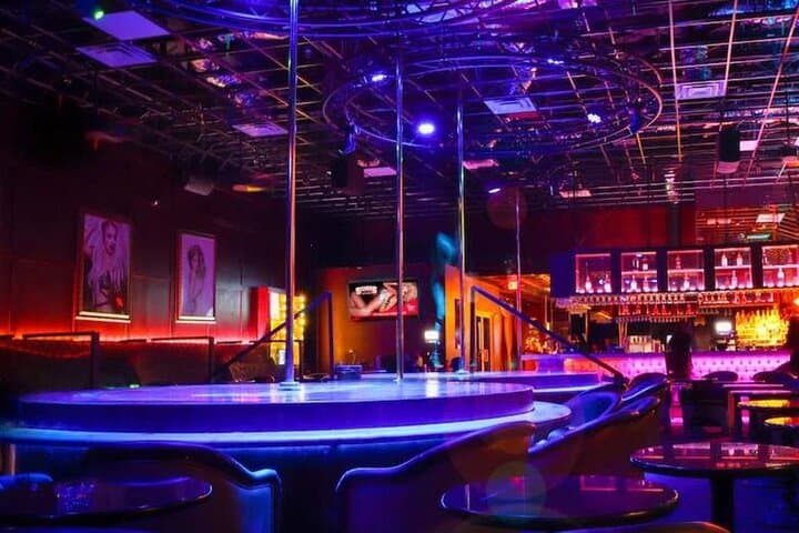Las Vegas Bachelor Party Package with Limo, VIP Club Entry & Bottle Service photo 4
