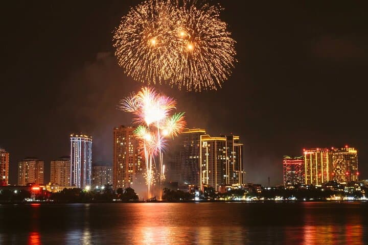 Front-Row Waikiki: Friday Night Fireworks Catamaran Cruise on Hāwea photo 2