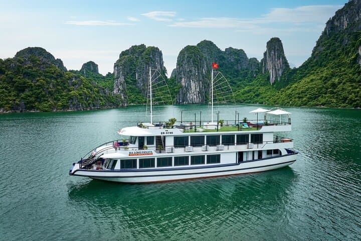 Halong Bay Premium Day Cruise: Kayak, Sung Sot Cave & Titov Island from Hanoi