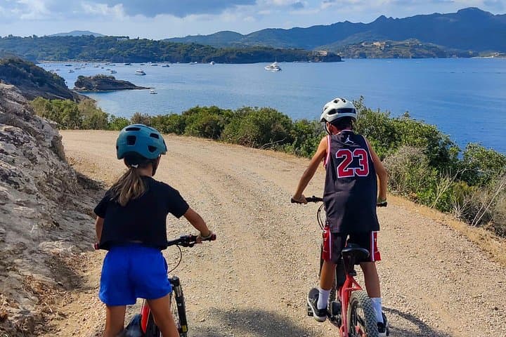 Family E‑Bike Ride on Mount Calamita: Costa dei Gabbiani Trails photo 3