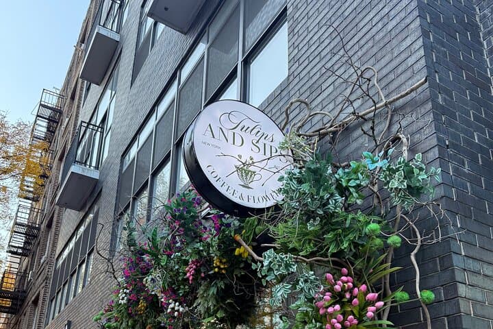 Greenpoint and Williamsburg Instagrammable Walking Tour — Waterfront Cafes & Williamsburg Bridge Views photo 2