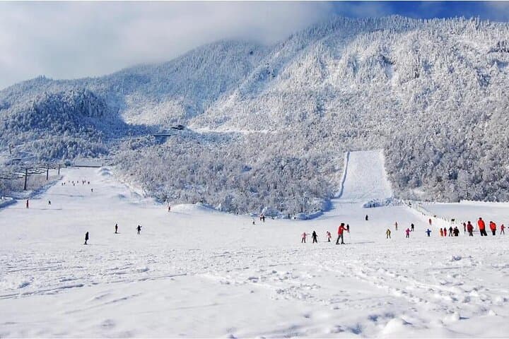 2-Day Chengdu to Xiling Snow Mountain Ski & Hot Springs Getaway photo 6
