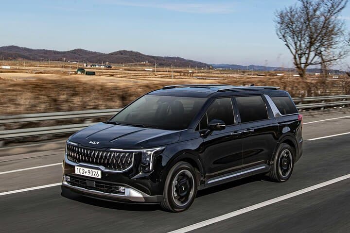 Dubai Airport Private Arrival and Departure Transfer — Luxury Sedan Pickup at DXB photo 1