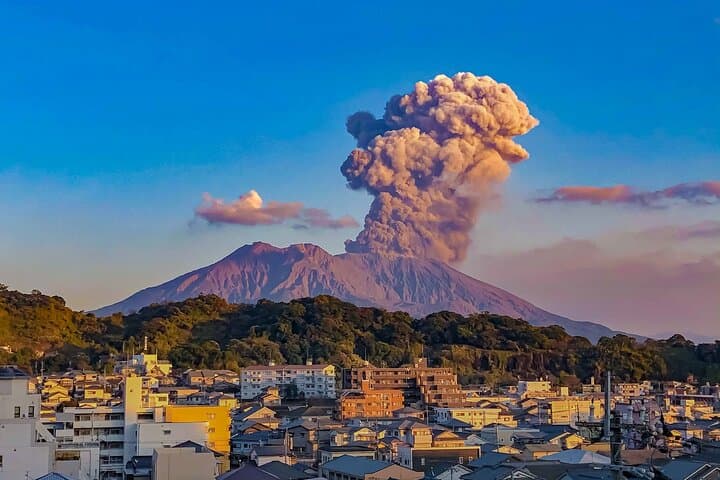 Kagoshima Day Tour: Sakurajima, Sengan-en & Tenmonkan Bus Excursion