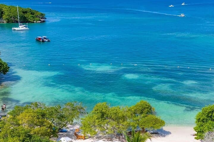 Five Islands Snorkel & Bioluminescent Plankton Tour from Cartagena