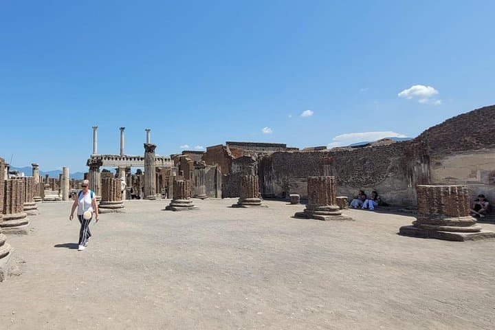 Discover Pompeii: Fast-Access Guided Tour of the Ancient City photo 4