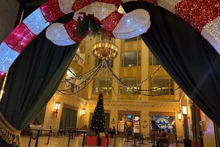 Chicago Architecture and True Crime Tour — Christmas Edition: Indoor Loop Walk from Palmer House to Christkindlmarket
