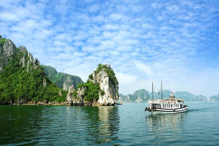 Halong Bay 4-Hour Shore Excursion: Cruise Among UNESCO Limestone Karsts