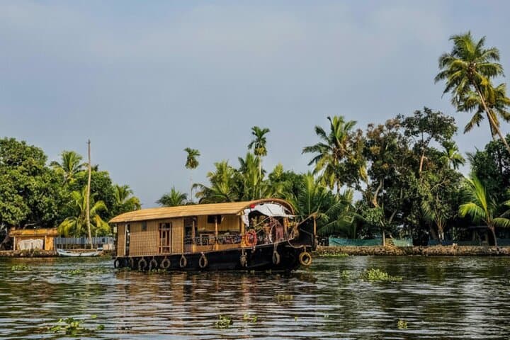 Alleppey Houseboat Overnight Cruise: Private Overnight Backwater Experience from Kochi photo 4