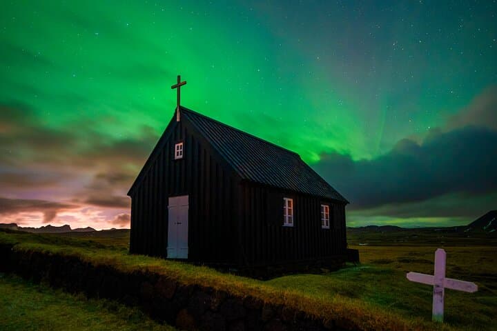 Reykjavik Northern Lights Tour — Pro Aurora Photos & Small-Group Hunt photo 4