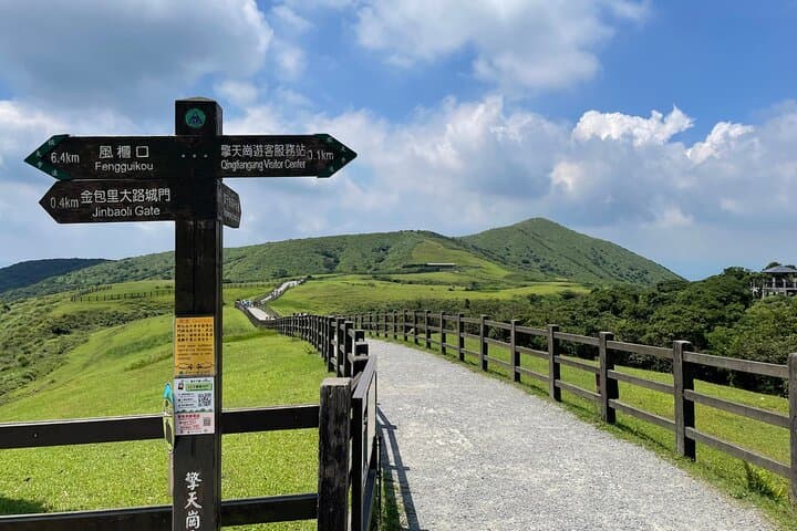 Yangmingshan & Beitou Full-Day Hot Spring and Flower Tour from Taipei photo 3