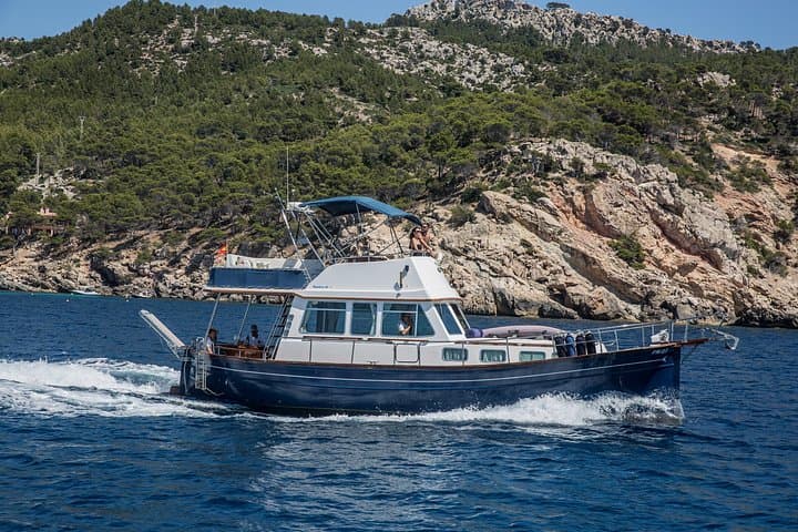 Luxury Mallorcan Llaut Charter from Port d'Andratx: Snorkel, SUP & Cava