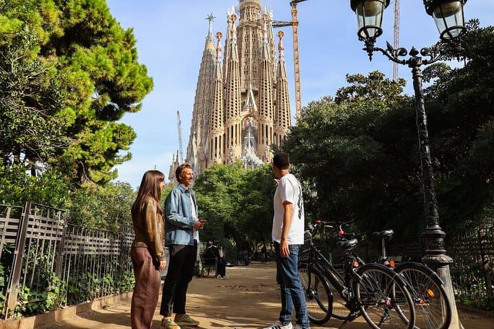 Barcelona Local E-Bike Tour: Poblenou, Sagrada Familia & White Rabbit Immersive photo 2