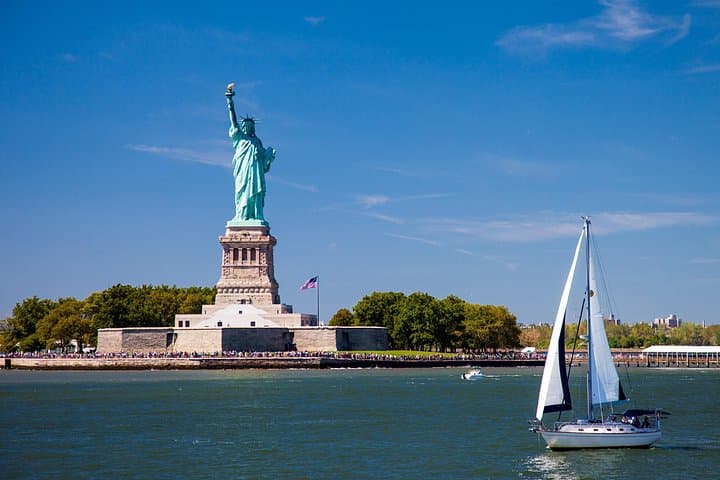 Unveil History: Statue of Liberty and Ellis Island Tour photo 4