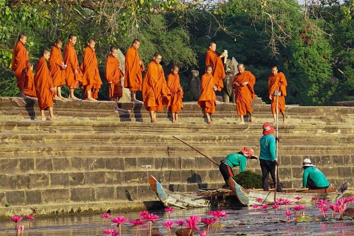 Private Half-Day Angkor Wat and Angkor Thom Tour — Smiling Faces and Jungle Roots photo 2