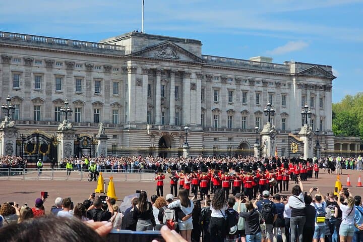 Private Changing of the Guard Experience in London — Front‑Row Royal Ceremony Tour photo 6