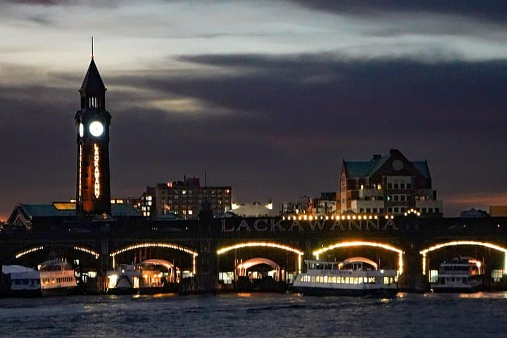 Ring in the New Year on a Hudson River Starship: NYE Fireworks Cruise with Open Bar photo 4
