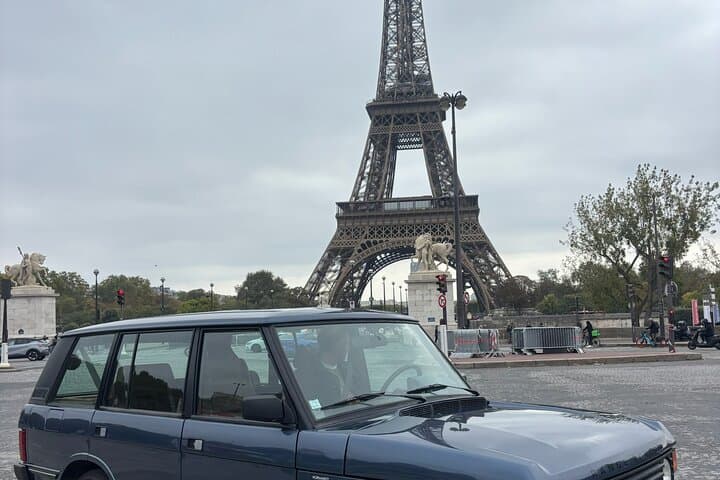 Like a Queen in Paris: Private Range Rover Classic Tour with Champagne