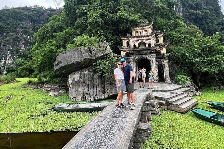 Tam Coc & Hoa Lu Private Day: Cycling, Sampan Boat Ride & Bich Dong Pagoda
